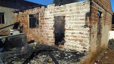 Laranjeiras: Casa Ã© destruÃ­da pelo fogo no bairro BancÃ¡rio